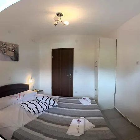 In 8830 Apartman *